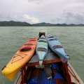 Есть лишь одна проблема — В Таиланде практически нет морских каяков. Прокатные конторы, за редким исключением, предлагают лишь пляжные сит-он-топы, отлично подходящие для непродолжительных прогулок, но малоприятные для более длительных путешествий. 