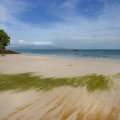 Отливы обнажают ровное песчаное дно с полосками водорослей. Хотя Лангкави считается достаточно затоптанным местом массового туризма, найти пустые берега не составляет труда.