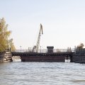 Вход в Кузьминский канал. За понтонным мостом кипит строительство. 
 

