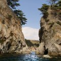 Путь наш лежал сквозь узкий лабиринт, мимо мрачных гротов, торчащих из воды булыжников, крошечных островков и громоздящихся ввысь кекуров.