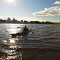 Путешествие
закончено. Я подгребаю к берегу Костромки, где меня встречает и фотографирует супруга.
Мое одинокое путешествие прекрасным образом завершилось. Вспоминаю слова из
пластилинового мультика «Падал прошлогодний снег» - «А дома - жена…» И здесь
важны не только слова мужичка, но и интонация этих слов, правильная
интонация...