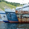 Порт «Байкал» встретил спящими ржавыми кораблями.
Людей почти нет, тихо, поселок просыпается. На причале кучка туристов в
ожидании «Кометы» (пассажирское судно на подводных крыльях).