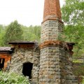 Одно из заброшенных зданий начала прошлого века.