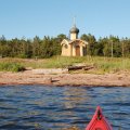 Высаживаемся на берег. Тут кроме нас часовню осматривает семья, приехавшая сюда на автомобиле.