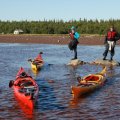 Вода поднималась, стремительно разливаясь по песку. Мы время от времени подтаскивали лодки. Что бы пройти таким способом 480 м потребовалось всего 20 минут.На берегу замечаем избу, автомобиль и собаку. Собака прибежала нас встречать.