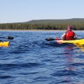 Проплыли буквально 100 м, завернули за мыс, и сразу стало прохладно. Наташа сразу стала утепляться.