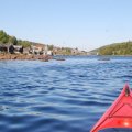 Деревня располагается на склоне у самой воды, за счёт чего выглядит чрезвычайно романтично.