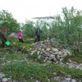 20:45. Большой чёрный камень, хорошо видный с воды. Самый большой из валунов, имеющихся на острове.