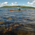 Набираем на соседней стоянке воду из родника и плывём по проливу между двумя Кузовами.