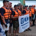 Все проходит как на официальных международных спортивных
соревнованиях. Звучит гимн России и победители гонки 2015 года торжественно
поднимают флаг. У меня прямо мурашки по телу. В 2014 году сюда на гонку
приезжали 2 экипажа из Голландии. Тогда поднималось два флага и звучало 2
гимна. &nbsp;

