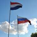 Главный судья гонки Юрий Капоткин приветствует всех участников и объявляет
гонку 2016 года открытой. Затем начинается представление команд участниц гонки и каждая из них &nbsp;исполняет своё
приветствие. Мне больше всего запомнилось приветствие команды яла “Самокат”, &nbsp;которое они исполнили в стиле новозеландской
регбийной команды “All Blacks”,
оригинально, на свой манер. C удивлением замечаю напротив себя большую группу девушек,
среди которых, много очень симпатичных, а некоторые даже просто красавицы. Это
женские экипажи ялов с названиями “Шпильки” и “Барышни”. Есть среди них и два
экипажа на Тайменях –двойках. Нет, ну это? Неужели и они пойдут 145 км? Мне
стало даже как то не по себе. Если девчонки готовы идти такую дистанцию, то
мужикам должно быть вообще стыдно её не пройти. 

&nbsp;&nbsp;&nbsp;&nbsp;&nbsp;&nbsp;&nbsp;&nbsp; На этом
официальная часть мероприятия заканчивается, главный судья желает нам победить в
честной борьбе и целыми и невредимыми дойти до финиша. Звучит команда “Лодки на
воду!” &nbsp;&nbsp;&nbsp;&nbsp;&nbsp;&nbsp;&nbsp;&nbsp;&nbsp;&nbsp;&nbsp;&nbsp;&nbsp;&nbsp;&nbsp;&nbsp;&nbsp;&nbsp;&nbsp;&nbsp;&nbsp;&nbsp;&nbsp;Невольно продолжаю и дальше сравнивать
наш и Петровский марафон, где одной из проблем для его участников&nbsp; там&nbsp;была холодная погода, вода и ветер. У нас тут
всё наоборот: жара +25*, вода +19*, на воде практически полный штиль. 

&nbsp;&nbsp;&nbsp;&nbsp;&nbsp;&nbsp; &nbsp;Из одежды на мне только плавки и спасжилет. На
носу и на корме лодки закрепляю фонарики, которые будут играть роль ходовых
огней. Ещё раз всё проверяю. Запасные вёсла закрепляю на носу, помпу и воду кладу под обвязку&nbsp; передней деки, питанию кладу в задний люк за собой, заднюю деку оставляю свободной. Сажусь в лодку,
натягиваю юбку, ну “Брат “Baffin”
не подведи” и ухожу на воду. Мы в движении и уже нет пути назад, теперь трасса марафона-наш дом.

