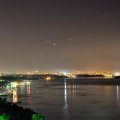 Город не спит, город продолжает жить своей ночной насыщенной
жизнью. Никогда раньше &nbsp;ещё я не наблюдал звёздное небо, двигаясь ночью на каяке в
почти полной темноте, красота! Вдруг высоко над головой с интервалом в 2-3
минуты пролетают и за 1-2 секунды сгорают 2 метеора. 

