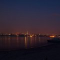 &nbsp; &nbsp; &nbsp; &nbsp; &nbsp; &nbsp; &nbsp; &nbsp;Вдруг непонятно от чего лодку&nbsp;начинает сильно трясти и тянуть влево. Ощущения такие, что её схватила и трясет какая-то гигантская рука неведомого речного &nbsp;чудовища, которое пытается утянуть меня на дно вместе с каяком. Те, кто проходил
протоку Проран хотя бы раз, наверное, сразу догадались о чём я. А те кто
пойдут&nbsp; первый&nbsp; раз, в почти полной темноте, реально могут наложить
в штаны от страха. Не пугайтесь – это просто водовороты. Секунд через &nbsp;5-6 тряска также внезапно проходит. Снова тишина, слышен лишь
только&nbsp; плеск&nbsp; весла и редкий &nbsp;звук удаляющейся моторки с рыбаками.

&nbsp;&nbsp;&nbsp;&nbsp;&nbsp;&nbsp;&nbsp;&nbsp;&nbsp;&nbsp;&nbsp; В этой гонке у каждой команды есть своя
тактика. Она зависит от многих факторов: типа судна, насколько подготовлен физически
и скатан экипаж, знания &nbsp;маршрута и его
особенностей, питания, отдыха, погоды, ситуации по ходу гонки, удачи и много другого чего я ещё не знаю сам. У меня, естественно, такого опыта не &nbsp;было, и тактика выработалась сама собой по
ходу гонки. Так как грести&nbsp; постоянно
невозможно, я &nbsp;ж &nbsp;не робот (в чем к концу гонки я стал сомневаться), я &nbsp;постоянно держал отрыв 300-400 метров между
догоняющими &nbsp;и каждый час останавливался
и отдыхал 1-2 минуты пока ялы и байдарки-двойки подтягивались ко мне. Потом
снова вырывался &nbsp;вперед, создавал отрыв 300-400
метров. 

&nbsp;&nbsp;&nbsp;&nbsp;&nbsp;&nbsp;&nbsp;&nbsp;&nbsp;&nbsp;&nbsp;&nbsp; Словно
желая помочь участникам гонки в их нелёгкой борьбе, из-за туч, наконец
показалась луна и осветила трассу. Психологически грести стало сразу веселее.

