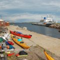 Хорошо видно начало нашего маршрута. Слева берег, городские постройки, причалы. Справа остров Витте, потом остров Чаячий. 