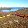 Без завтрака выходим на воду. И сразу понимаем, что море если и стало спокойнее, то только чуть-чуть. С открытого моря на нас катили громадные валы, повсеместно вырастали зелёные водяные стены и обрушивались пенными гребнями. Буквально через 30 секунд после старта у нас одна мысль – куда бы причалить. Отошли от берега подальше, метров на 200, гребём вдоль берега. Минут через 10 рассмотрели на берегу отличную бухточку с шикарным песчаным пляжем. Даже возникло желание причалить и больше сегодня никуда не плавать. Но именно в этот момент нам показалось, что волны совсем стихли. Продолжили движение вперёд. Волны опять выросли, и они постоянно меняются: то просто ровные валы с севера, то сразу две волны с разных направлений. Плывём вперёд, мандражируем и вспоминаем пляжик.   В прибрежной полосе волны ломаются, а вдали от берега волна спокойная пологая. Высота волны не менее метра. К сожалению, на многих фотографиях волна не заметна. 