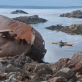 Принимаем решение остаться, погулять. Переждём два ветреных дня (воскресенье и понедельник) здесь. А во вторник во второй половине дня, когда ветер стихнет, уйдём отсюда. А если не стихнет (или останется волна), то у нас до теплохода ещё останется в запасе первая половина среды. Т.е. на основе прогноза погоды у нас график на следующие дни оказался расписан буквально с точностью до половины дня. Главное, что бы прогноз не скорректировался в худшую сторону.   Осматриваемся. Весь полуостров представляет собою длинный горный гребень, но в месте нашей высадки этот гребень прерывается. Тут низина, два озера и две бухточки с двух сторон (губа Лопское Становище со стороны Баренцева моря и губа Волоковая со стороны Белого моря). В средние века промышленники тут перетаскивали свои корабли, т.к. огибание мыса считалось очень рискованным. На берегу дорога и куча брошенной ржавеющей техники. 