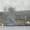 Нам надо переплыть от острова Витте к причалу, т.е. пересечь пролив Иокангский рейд, всего 900 м. На этом активная часть нашего похода заканчивается.    10:57. Мы уже на воде. 
