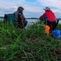 Местечко не самое лучшее. Под ногами прелый прошлогодний тростник, мокрый от постоянных дождей. Вокруг заболоченные кочки.&nbsp;Конец июня. Мы сидим в куртках и флисках. Коротаем теплый летний вечерок, едрический-параметрический.