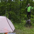 На водохранилище связь довольно устойчивая. Более того, у многих операторов есть надежное 3G(у кого-то и 4G)-покрытие, но на Вопше даже голосовая связь постоянно прерывалась. Вот так выглядел наш коммуникационный узел. Забравшись на этот пень, можно было общаться по телефону без помех и обрывов связи.