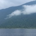 Каяк не рыщет по курсу. Идёт просто как стрела. Не роет носом даже при моем весе. Просто режет воду по идеальной прямой.Крышки люков (отсеков) резиновые. Прилегают к сопрягаемым поверхностям идеально. Эскимосили как есть, не разгружаясь – со всеми вещами в отсеках, включая спальники, фотики и сотики. За весь поход ничего не промокло абсолютно. Можно  отметить больше: когда каяк нагревается на солнце, люки выпирает тёплым воздухом изнутри. Много раз подходил, приоткрывал и стравливал. И наоборот, когда ставишь каяк на холодную воду, люки вдавливает внутрь. Это ясным образом означает, что люки герметичны.   