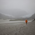 В
состоянии ежик в тумане дошли до ледника в конце фьорда - Muir Glacier. Та же
картина. Почему то, когда проходишь мимо ручьев, стекающих в залив, иногда
пахнет арбузами. А при усилении дождя в тех же местах начинает пахнуть
фекалиями. Ну, фекалии понятно, ручьи начинают смывать ил и глину, в них есть
сероводород. Но арбузов там точно нет. Кроме фекального запаха можно еще нехило
получить по кумполу. Ручьи вымывают крупные голыши со склонов, размером с
голову, и все это залпом слетает вниз. Одну минуту это милый водопадик, падающий
в залив с высоты пятиэтажного дома, и следующие 10 секунд это уже камнепадик. 

