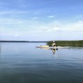 На удивление безветренная погода. Днем на водохранилище обычно усиливается ветер, как правило западный. И успокаивается он только к вечеру. Но вот сегодня приятное исключение. А ведь метеорологи обещали ветер 5-6 м/с с порывами до 10-12. Но они на этот раз не угадали, за что я на них не в претензии.&nbsp; (На корпоративе метеорологов было от 8 до 10 человек. Местами до 12...)