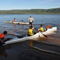 Матерясь, возвращаемся и начинаем искать
причину, выкидываем весь шмурдяк &nbsp;из
люков, просматриваем все детали рулевого, визуально все вроде бы в порядке.
Снова уходим от берега и та же фигня. Лодка снова неуправляема. Возвращаемся
уже второй раз, до старта остается всего 3 минуты и все участники уже
выстраиваются на фарватере. Мысль о том, что гонка для нас &nbsp;сейчас может закончиться, даже еще не начавшись, на несколько секунд ввела нас в какое то оцепенение. Единственным человеком на берегу, кто не раздумывая бросается к нам на помощь, стал Саша Ветошко. Его фраза "Мужики, Вы только не волнуйтесь" как бы встряхнула нас и заставила действовать.

