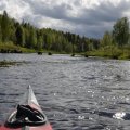 Ниже по течению опоры старого деревянного моста. Погода снова начинает портиться, и вскоре опять гребу под дождем.