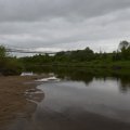 Две деревни на высоких берегах связаны подвесным пешеходным мостом. 