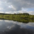 На правом берегу в роще виднеется очередная церковь с колокольней. Потратил драгоценное вечернее время, поднялся. Церковь снова в удручающем состоянии, но зато с холма открывается вид на окресности.