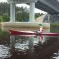 Ближе к полудню мы догнали соратников в
трехместной разборной байдарке, которые начали свой путь в Долгой Старице.
Немного поболтав сними, мы обогнали и продолжили держать темп. Не могли мы идти
с их скоростью, у нас же план. И глядя на них, как они работают веслами,
сложилось впечатление, что работают двое из трех, а третий посередине отдыхает.
Чуть погодя остановились по нужде, а наши соратники опередили нас. Спустя
некоторое время мы их догнали и позволили себе более длительную беседу. Течение
несет, а мы дрейфуем, разговариваем с ними об их сплавах и о нашем первом, об
их байдарке и о наших каяках. Пожелав удачи, мы отрываемся от соратников и
встречаем на нашем пути третий мост. Ещё одна важная отметка, которая означает,
что до устья осталось 12км.