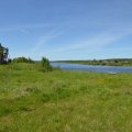 На высоком берегу в деревне Красное старая церковь. 