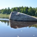 В восьми километрах ниже Тотьмы у правого берега расположен камень Лось. Высокая вода отчасти скрывает его истинные размеры - 8х4м. Впечатляюсь, и с нарастающим течением бодро гребу дальше.