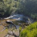 По шуму воды нахожу на правом берегу каскадный водопадик на реке Гремячая. 