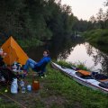 Во второй половине дня мы прибыли к месту нашего старта, к мосту в посёлке Новый. Рядом с мостом обнаружилась удобная поляна (в прошлом стапель был вообще на другой стороне от моста), где мы собрали каяки и поставили палатку и тент.&nbsp; Завтра с утра стартанём. А пока есть времечко обсудить последние московские новости и новости нашего провинциального городка — Костромы.