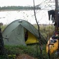 10:20. Отплыли по высокой воде. Опять боковой ветер, волны примерно полметра в высоту. Пошёл дождь.   В районе мыса Выгнаволок мы наконец-то встретили хорошую волну! Высота не менее одного метра! Волна правильная и спокойно катила в сторону берега. Начинаем серфить. Сначала уходим в море, а потом летим в сторону берега, потом опять отгребаем в море. И так раз 5! На этом серфе я и развил скорость 15.3 км/ч. Позже Алексей нам сказал, что у мыса Выгнаволок есть отмель и из-за этого там всегда большие волны. Заворачиваем за мыс Выгнаволок. На мысу дымится лес.  Впереди Беломорск, для нас это уже финишная прямая. Погода сразу изменилась. Засветило солнце, подул лёгкий попутный ветер, волна стала мягкой и попутной. Настроение улучшилось. 