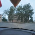 В 5:00 отъезжаем. Один раз по пути остановились в кафе позавтракать. Мой внешний вид в зеркале приводит меня в ужас.    По Карелии ехать одно удовольствие. Дороги изумительные, на асфальте нет привычных волн (они были только в районе Беломорска), дорога не петляет, а потому удобно обгонять. Везде разметка, барьеры-отбойники. Как только въехали в Ленинградскую область, то сразу вспомнили, в какой стране мы живём. Дорожное покрытие всё в заплатках, лес подступает прямо к дороге, при этом дорога всё время куда-то поворачивает: сначала затяжной поворот вправо, потом такой же затяжной поворот влево, а потом опять вправо. Если дорога никуда не поворачивает, значит она поднимается в гору. Из-за этого никакой видимости, обгонять невозможно, за фурами сразу выстраиваются хвосты. Еле плетёмся. Ужас! Примерно в 16:00 въехали в Питер. 