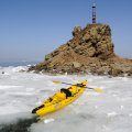 Отойдя от берега, обнаружил, что сломалось весло в районе замка. Вроде, не перетягивал зажим, сложно сказать, от чего ему поплохело. Возвращаться — плохая примета, решил грести поломанным веслом, традиционно не взяв запасное.