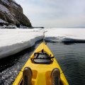 В прошлом году обойти льды удалось вдоль кромки берега. Увы, в этот раз трещина слишком узка даже для каяка.