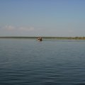 волны от проходящей мимо лодки(в ней явно сидели первоклассники - лодка ехала так медленно, что за время пути я обогнал ее раза 2 точно, (останавливался чтоб фото сделать))