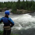 Наш московский
экипаж видимо под действием моих впечатлений обнёс первую ступень Падуна, а
вторую и третью прошёл просто мастерски. Думаю, что и первую ступень прошли бы,
зря отговорил.   

20:30. Вышли в
озеро Верхнее Капустное. Вдали видны горы. Очень красиво. На озере и встали.  

 25 июля, пн, второй день.

Озеро Верхнее Капустное - порог Верхний
Капустный – озеро Среднее Капустное –- разрушенный мост – озеро Нижнее
Капустное – озеро Третья Дедкова Ламбина – порог Разбойник – озеро Вторая
Дедкова Ламбина. Расстояние расчётное 15 км. 

Это был совсем
не сложный день. Утром опять любовались пейзажами Верхнего Капустного озера.