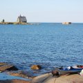Стартовать в часы прилива можно прямо с камней у берега.