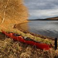 На закате было чудное ядовитое освещение окрестностей. Отложил процесс смайликостроения, взял камеру, запечатлел каяк. Других фотомоделей поблизости не было. Не клещей же фотографировать.  Людей в этой части бухты не водится (для пешеходов далеко, для катеров мелко). Кроме злобно квакающих уток и чаек-попрошаек никого не видно и не слышно. 