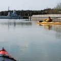 Рядом с городком гудит очень живописный завод.