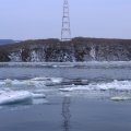 На воде тепло, особенно с двухлопастной грелкой в руках. Вполне можно не толочься вдоль острова Елены, а отправляться в дальний заплыв, пока в заливе никого нет. Хотя, самоотливной кокпит моего каяка имеет гнусную особенность - в сильно загруженном состоянии осадка увеличивается, и задница гребца периодически намокает. В принципе, хрен с ним, двое детей у меня уже есть.