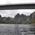 В
глубине два водопада, под одним из них стоит домик, и тут же имеется плоское
место, пригодное для постановки палаток. Все остальная береговая черта для
стоянки не пригодна. Судя по тому, что на берегу даже у самой воды белеют пятна
нерастаявшего снега, солнце тут не частый гость.

В
домике никого нет. Высаживаемся на берег в паре сотен метров от него. По
местным законам это разрешено.