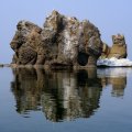Получасовая борьба со спичками в гаражном замке, засунутыми чьей-то доброй рукой, решительное нагандонивание гидрокостюма на тушку, спуск на воду, и вот я, бодро размахивая веслом, будоражу ледяную апрельскую воду.