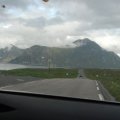 Ехали
часа полтора. По дороге заправились, подкачали колесо. Проехали городок Рамберг
(он уже на северной стороне) и через 3 километра к северу от него нашли
благоустроенную парковку. Тут магазинчик, туалет, несколько автобусов с
туристами. Гуляют люди. 