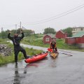 Погода
нас устраивает: дождь нам не мешает, а ветра, нашего главного соперника, нет.
По крайней мере, на берегу нет.  Костик
уехал. Мы с Фёдором перетащили лодки к сараю, где был хороший спуск к воде и
стартовали.  