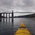 Первый день. Пролив Менай. Good Welsh weather. Мокро, ветрено, солнца нет. Знакомство, обсуждение планов, отработка спасений, заходов на струю, теория поведения лодки на ветру, полтора часа гребли против ветрины, еще что-то. Тоска. 